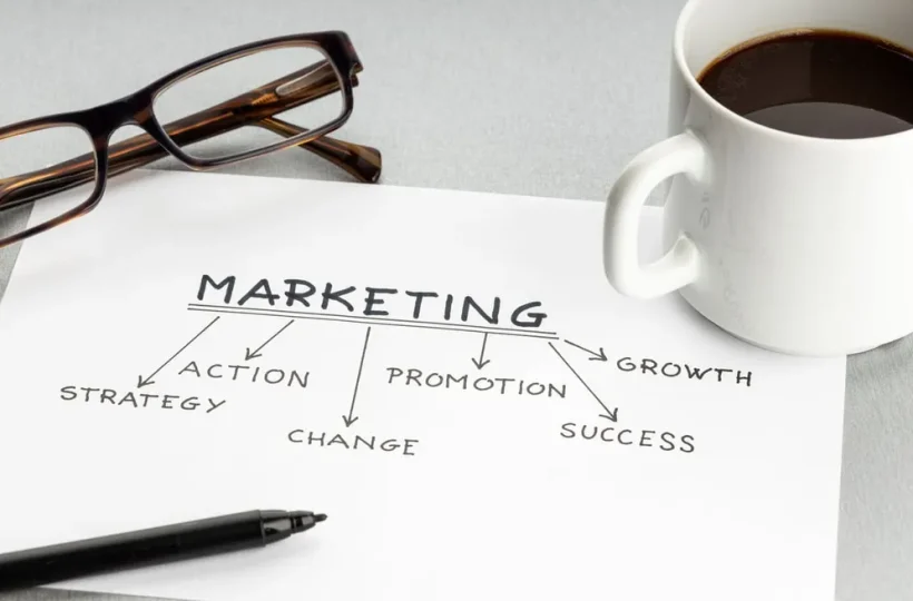 A marketing strategy is the cornerstone that drives a company's growth and relevance in today's competitive world. It consists of a carefully designed and executed set of actions, both within and outside the organization, intending to achieve specific goals such as capturing potential customers, consolidating the brand in the consumer's mind, and standing out from the competition.